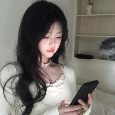 落在她身边